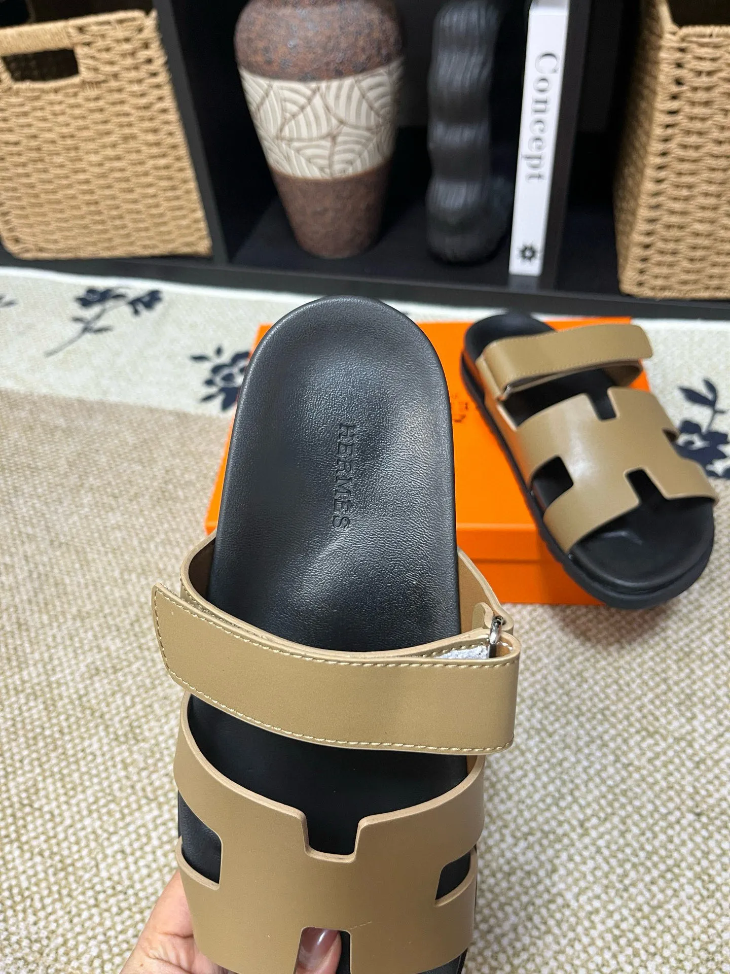 Factory price: 340💰Long-term availability Hermes men's Kazimir slippers for couples - top quality, Hermès woven calfskin functional sandals. The interwoven upper inspired by the "H" iconic pattern creates a casual look, which can be said to be a good companion for summer. Imported cowhide + cowhide lining + TU men's shoes💰Outsole Size: 35-46